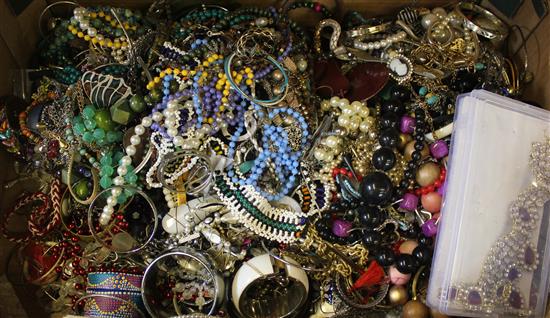 Quantity costume jewellery